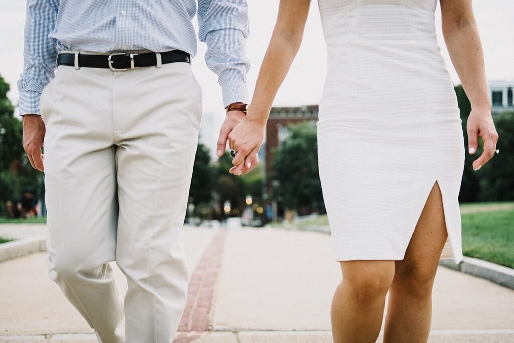 Couple adulte marchant main dans la main, cadré à hauteur de taille